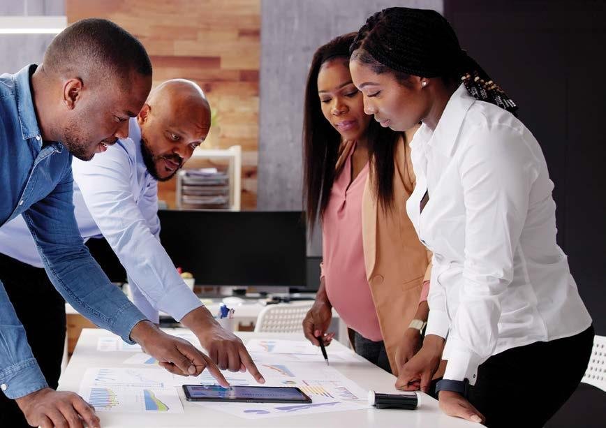 Équipe africaine travaillant sur le montage de dossiers de financement